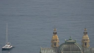 Monte Carlo Kumarhanesi ve denizin kuleleri.