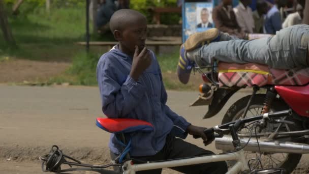 Afrikansk Gutt Står Ved Sykkel – stockvideo