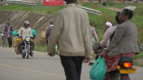 Люди Идущие Улице Кисоро Уганда — стоковое видео