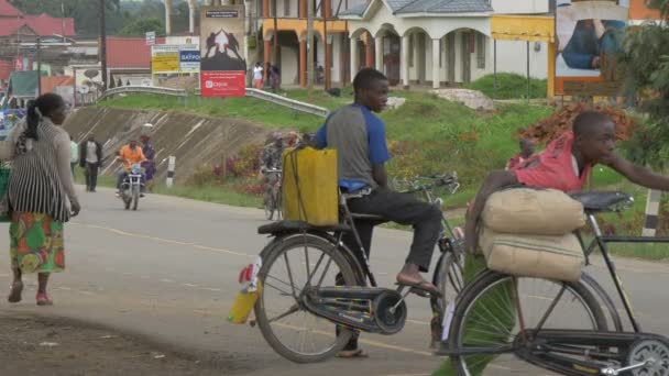 Uganda Bisikletli Bir Çocuk — Stok video