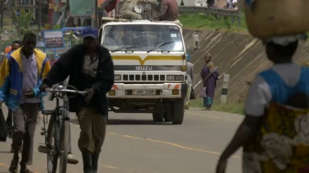 Straßenverkehr Uganda — Stockvideo