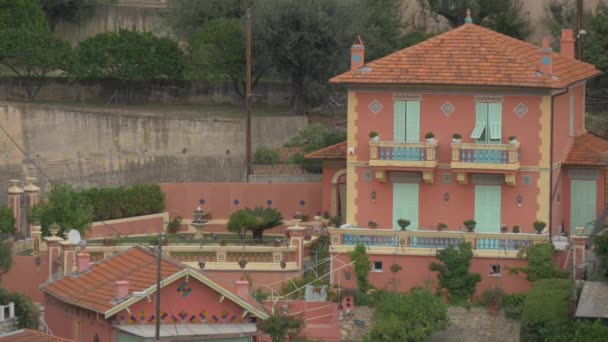 Rood Huis Met Tuin — Stockvideo