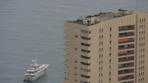 Denizde Bir Gemi Kıyıda Bir Otel — Stok video