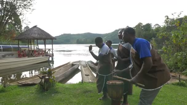 Африканские Подростки Поют Танцуют Берегу Озера — стоковое видео