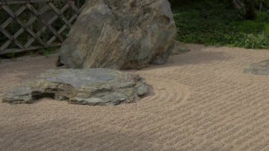 Japon bahçesinde Zen sembolleri
