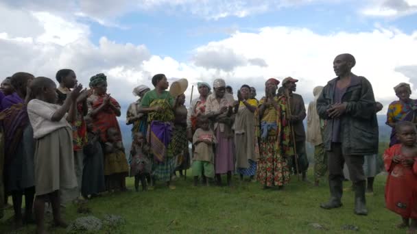 아프리카 사람들 밭에서 노래하고 박수치는 — 비디오