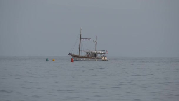 Barco Madera Navegando Agua — Vídeo de stock
