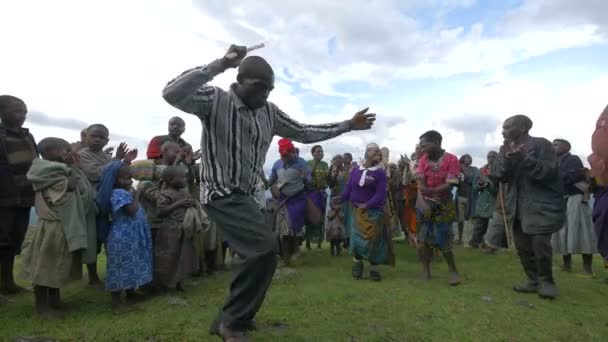 밭에서 노래를 부르는 아프리카인들 — 비디오