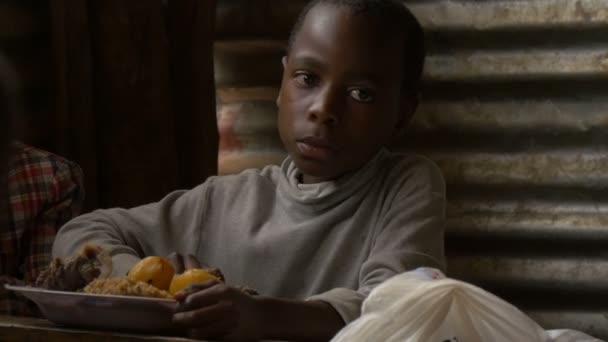Näkymä Afrikkalainen Poika Syö — kuvapankkivideo