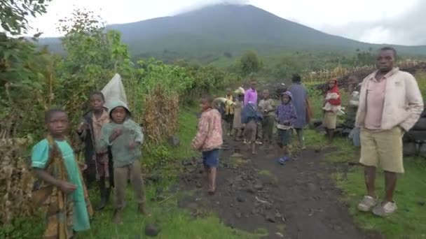 Niño Africano Llevando Palo Bambú — Vídeos de Stock
