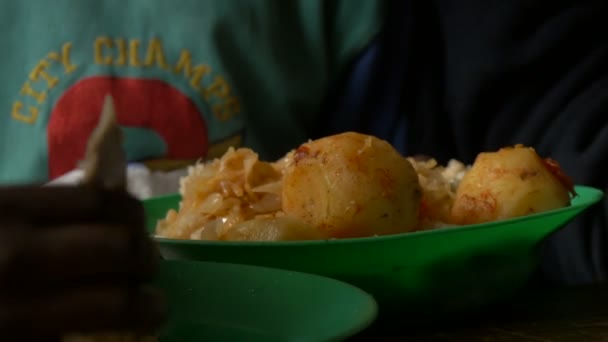 Vista Inclinada Menino Segurando Prato Verde Com Comida — Vídeo de Stock