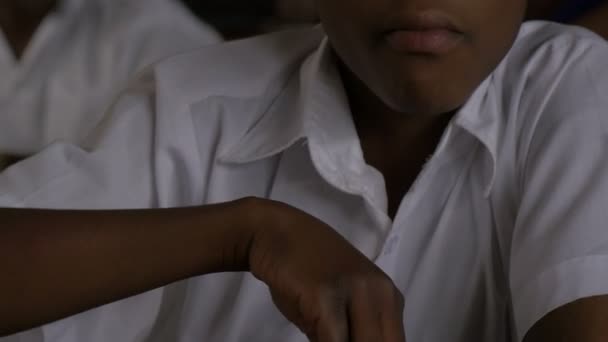 Kallistus Näkymä Afrikkalainen Poika Syö Käsin — kuvapankkivideo