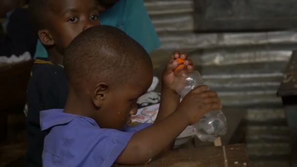 Afrikkalainen Poika Avaamalla Vesipullo — kuvapankkivideo