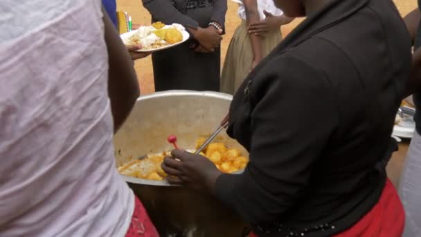 Mujer Con Piruleta Sirviendo Comida — Vídeo de stock