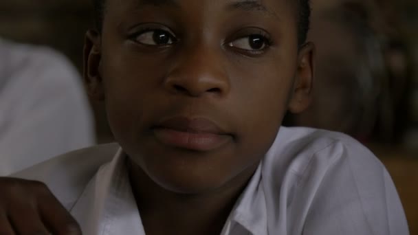 Nærbilde Afrikansk Gutt Som Spiser – stockvideo