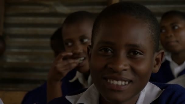 Vue Rapprochée Garçon Africain Qui Mange — Video
