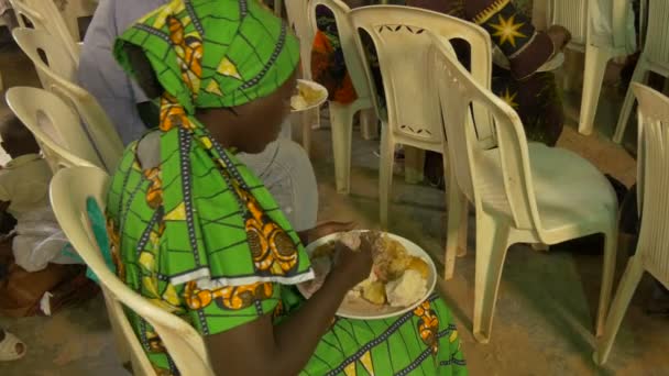 Widok Afrykańskiej Kobiety Jedzenia — Wideo stockowe