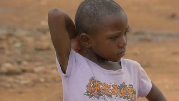 Lähikuva Näkymä Afrikkalainen Tyttö — kuvapankkivideo
