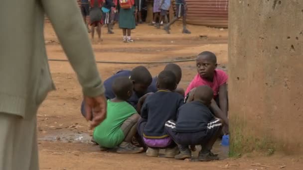 Afrikanske Barn Vasker Seg Med Springvann Lager Grimaser – stockvideo