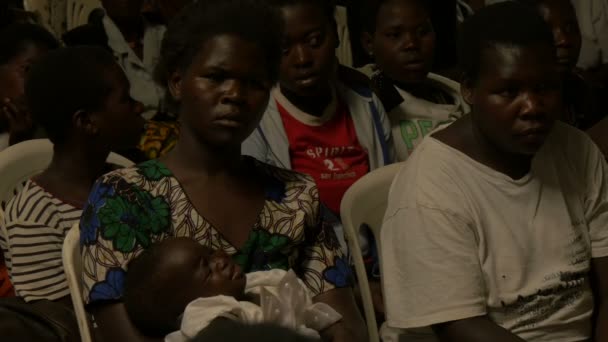 Afrikansk Kvinna Som Håller Ett Gråtande Barn — Stockvideo