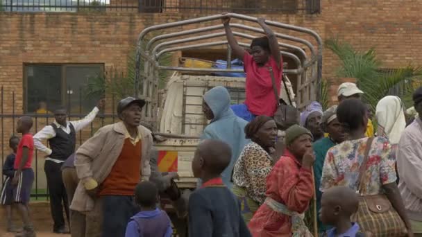 African People Exiting Pickup Truck — Stock Video