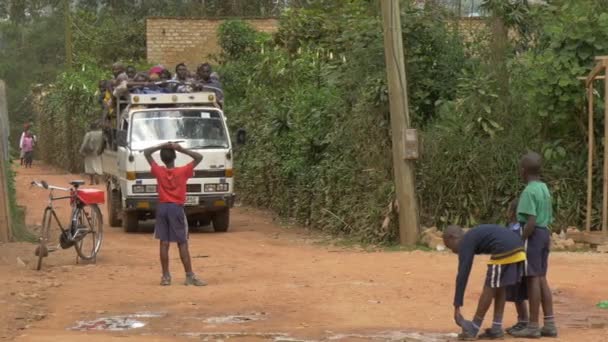 Afrikanische Kinder Der Nähe Eines Überfüllten Autos — Stockvideo