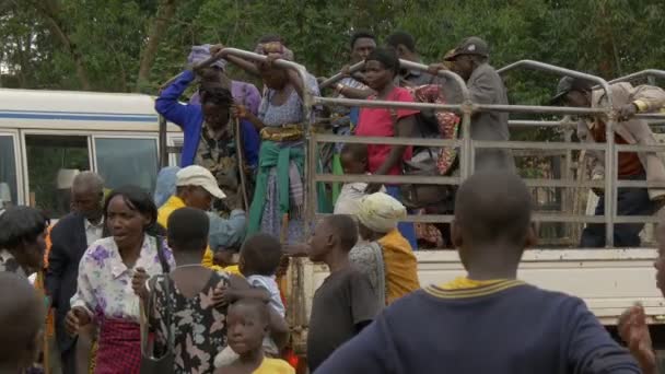 African People Exiting Crowded Car — Stock Video