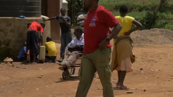 Afrikaner Rollstuhl Wird Von Einem Mann Gezogen — Stockvideo