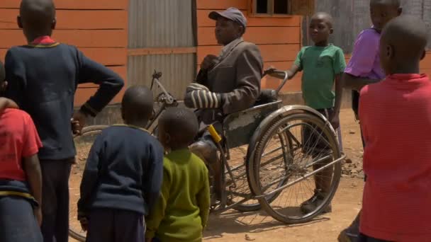 Hombre Africano Sentado Una Motocicleta — Vídeos de Stock