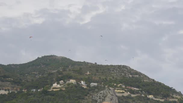 Люди Летающие Параплане Небе — стоковое видео