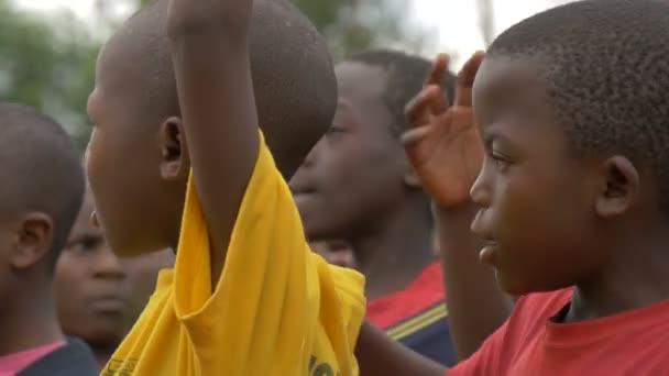 Afrikanske Barn Holder Opp Hendene – stockvideo
