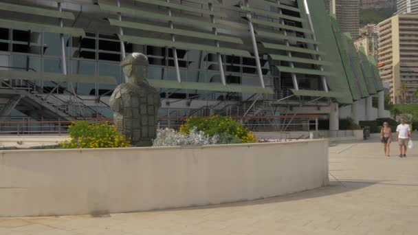 Bust Skulptur Och Blommor — Stockvideo