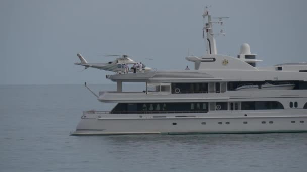 直升机在海里的一艘船上着陆 — 图库视频影像