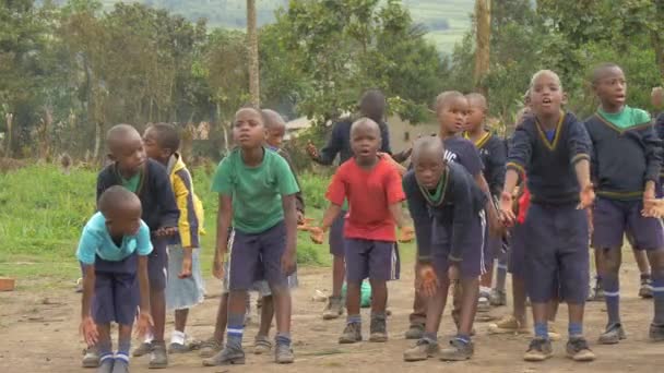 Africké Děti Houpající Zpívající — Stock video