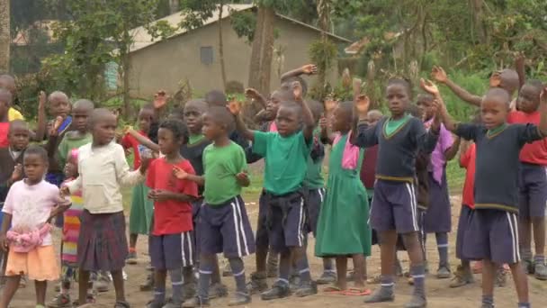 Afrikanska Barn Sjunger Och Dansar — Stockvideo