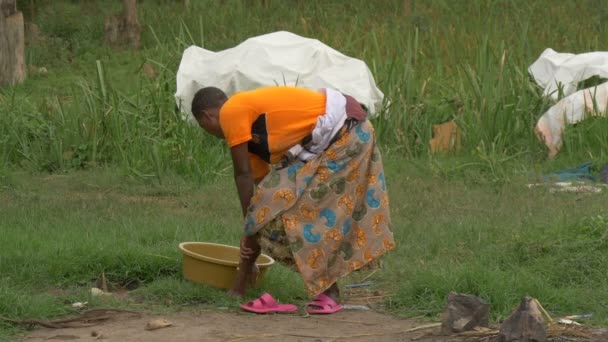 非洲妇女在盆边洗脚 — 图库视频影像