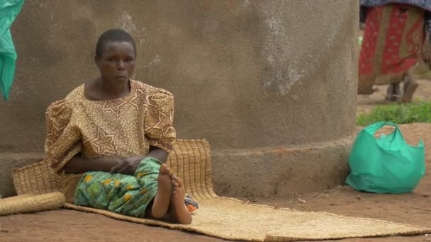 Mulher Africana Sentada Tapete — Vídeo de Stock