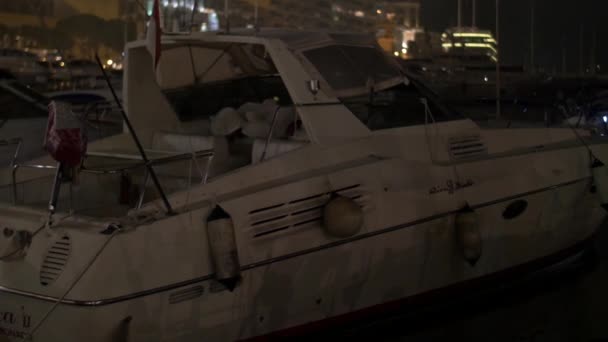 Pan Izquierda Barco Anclado Puerto Por Noche — Vídeo de stock