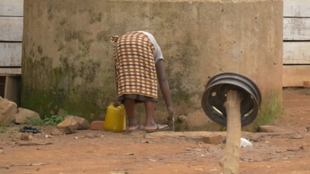 Afrikkalainen Nainen Täyttää Kanisterit Vesijohtovedellä — kuvapankkivideo