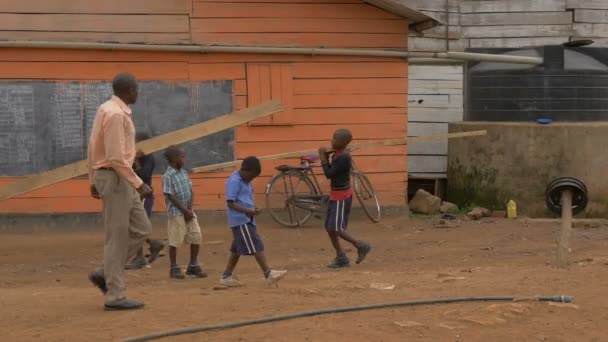 Afrikaanse Jongens Met Houten Planken — Stockvideo