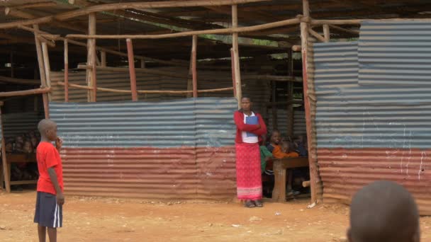 Wanita Afrika Berdiri Dekat Sebuah Bangunan Timah — Stok Video