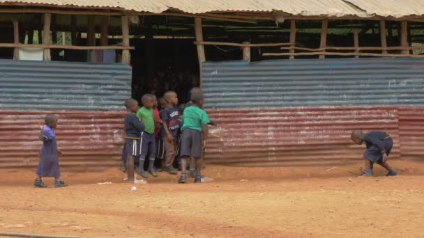 Niños Africanos Reunidos Edificio Hojalata — Vídeo de stock