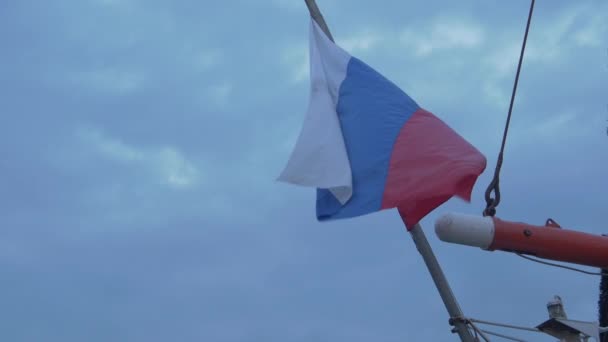 Russische Flagge Weht Einem Bewölkten Tag — Stockvideo