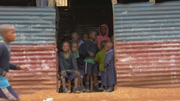 Afrikaanse Kinderen Een Tin Gebouw — Stockvideo