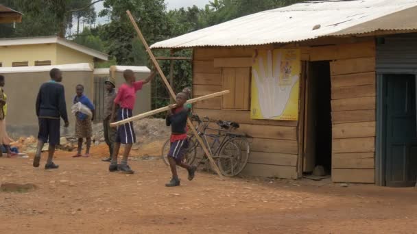 Afrikanische Jungen Die Holz Tragen — Stockvideo