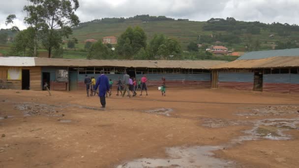 Ugandalı Insanlar Teneke Binaların Etrafında Yürüyorlar — Stok video
