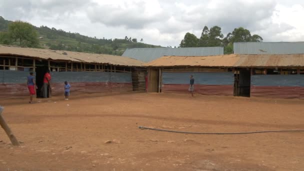 Personas Caminando Corriendo Cerca Pabellones Estaño Uganda — Vídeo de stock