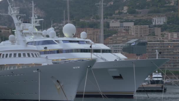 Barcos Brancos Ancorados Porto — Vídeo de Stock