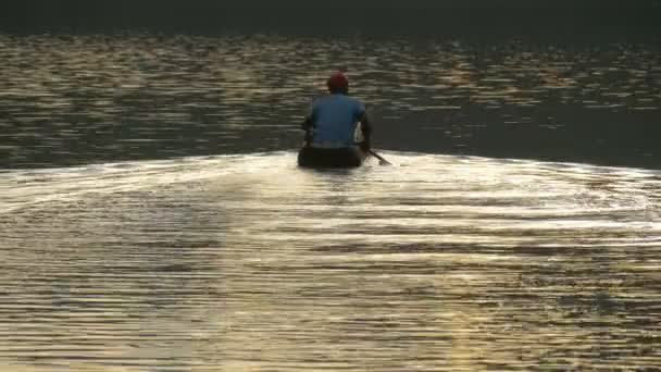 Hombre Navegando Lago — Vídeo de stock