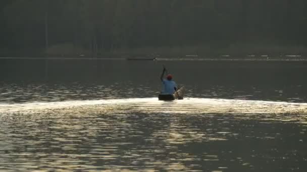 Homme Pagayant Bateau Sur Lac — Video